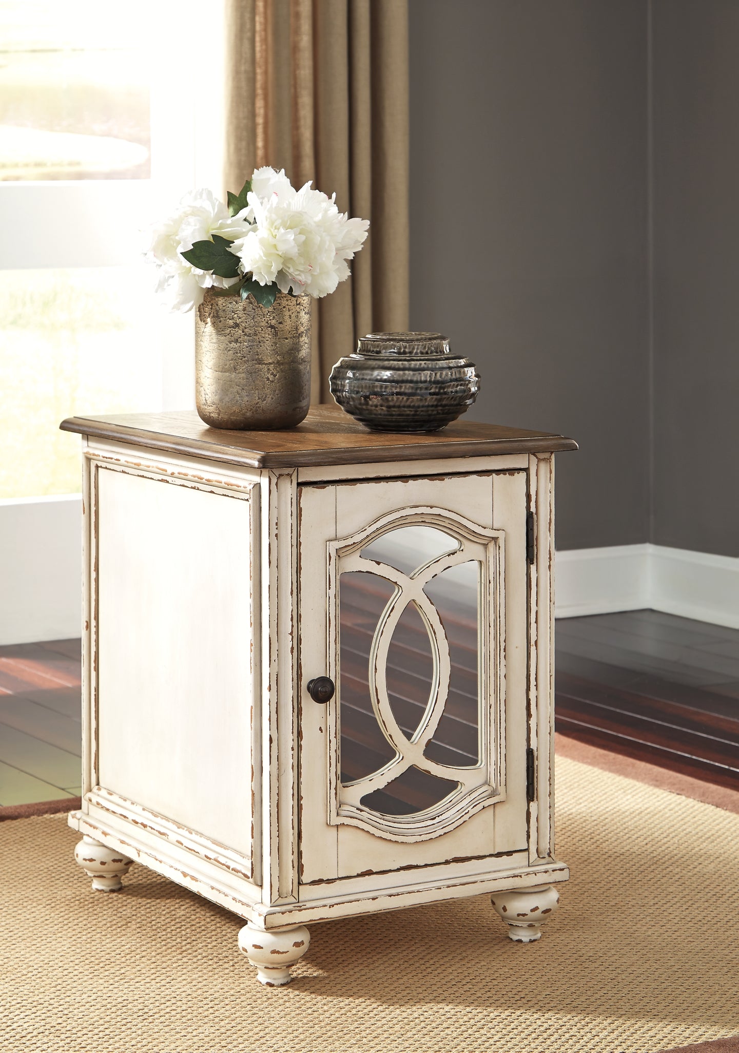 Realyn 2 End Tables